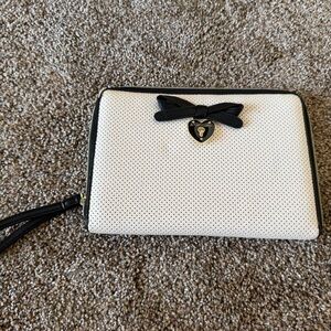 BETSEY JOHNSON Black & Cream Wristlet
